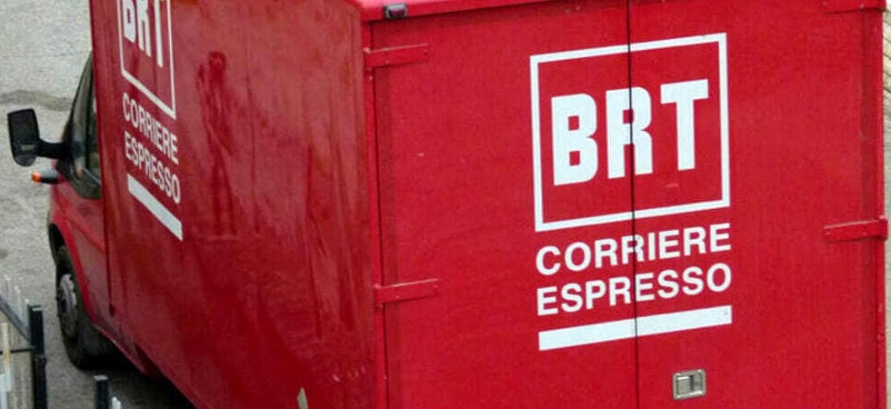 Invade la corsia opposta e si scontra con un furgone della Bartolini: morta una donna